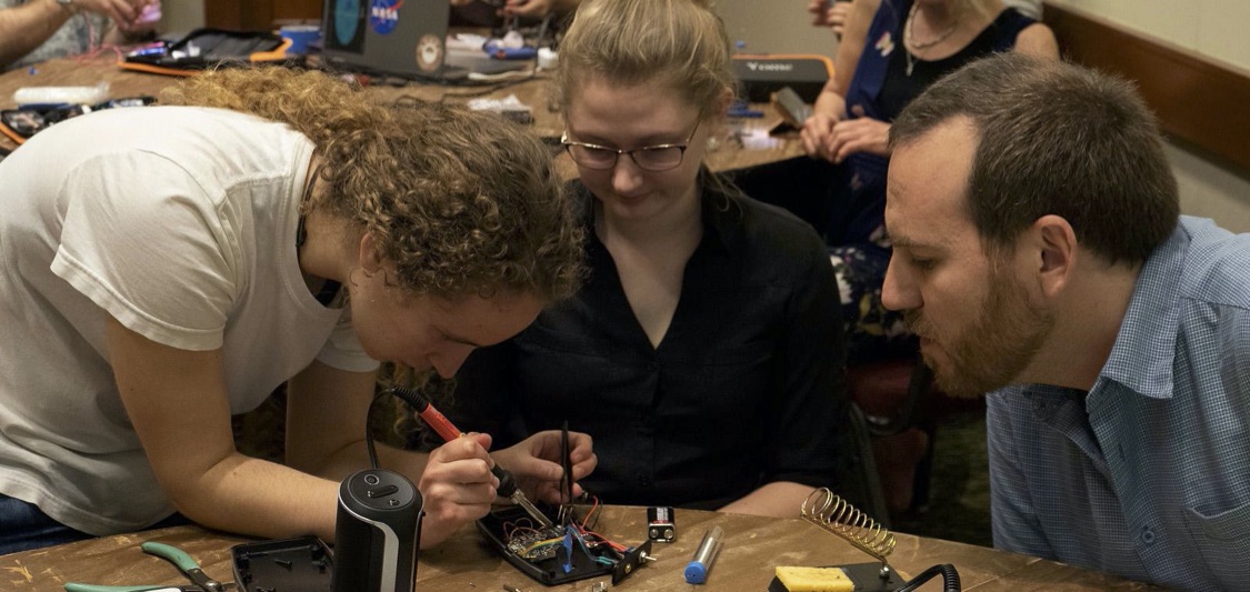 EPD mini-grant funded activity at AAS 235 in Honolulu, Hawai‘i, January 2020: Attendees work together at the LightSound workshop. Photo by © CorporateEventImages/Todd Buchanan 2020 